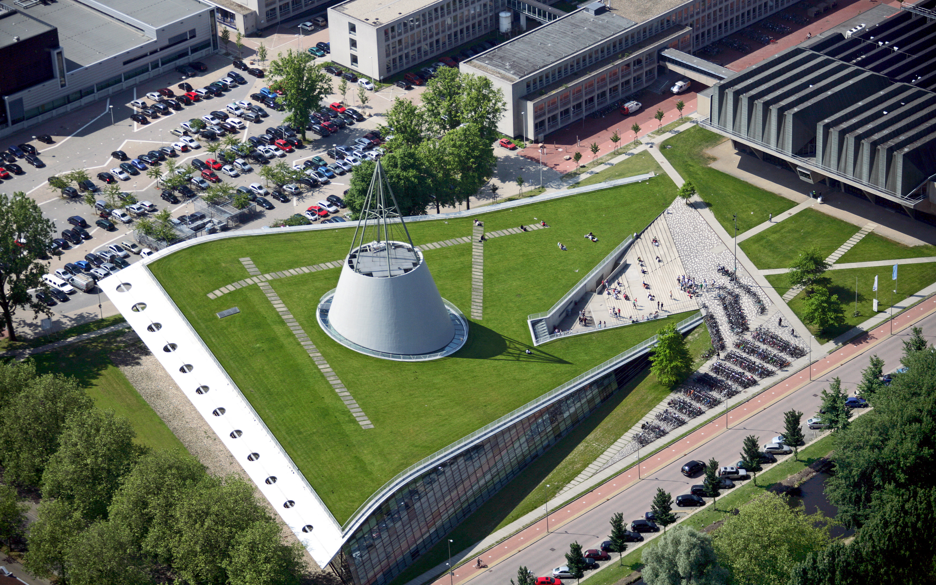 The building seems to be pushed below the lawn like a wedge. Bird's eye view of the library building with the green roof